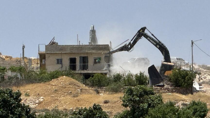 متطوعون يهدمون مزرعة فلسطينية عمرها 40 عامًا خوفًا من هدم إسرائيلي
