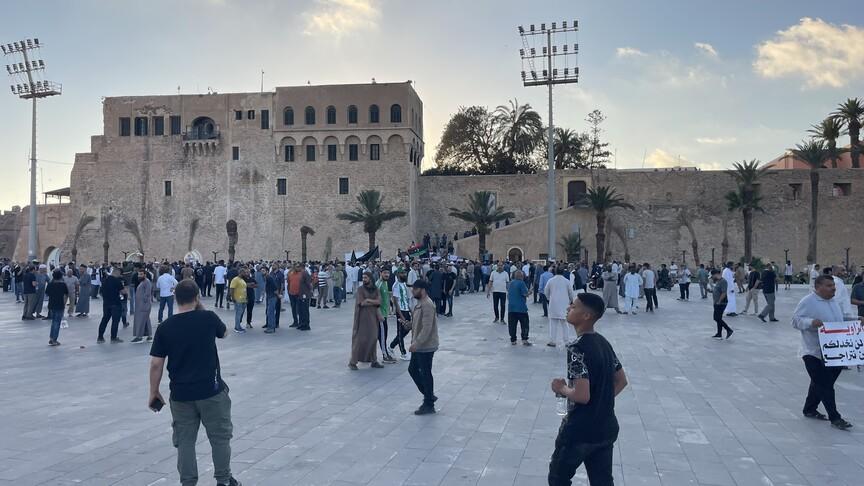معلمون ليبيون يحتجون في طرابلس بسبب الإضراب الوطني حول الرواتب