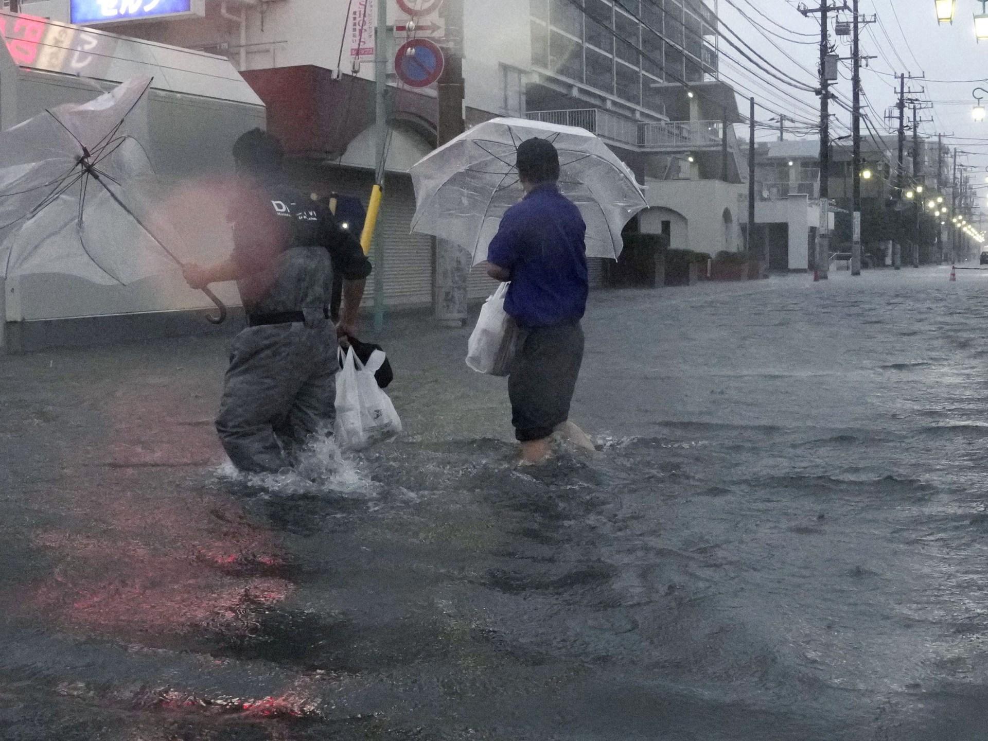 Typhoon Dujuan kills two in Japan, causes travel chaos near Tokyo