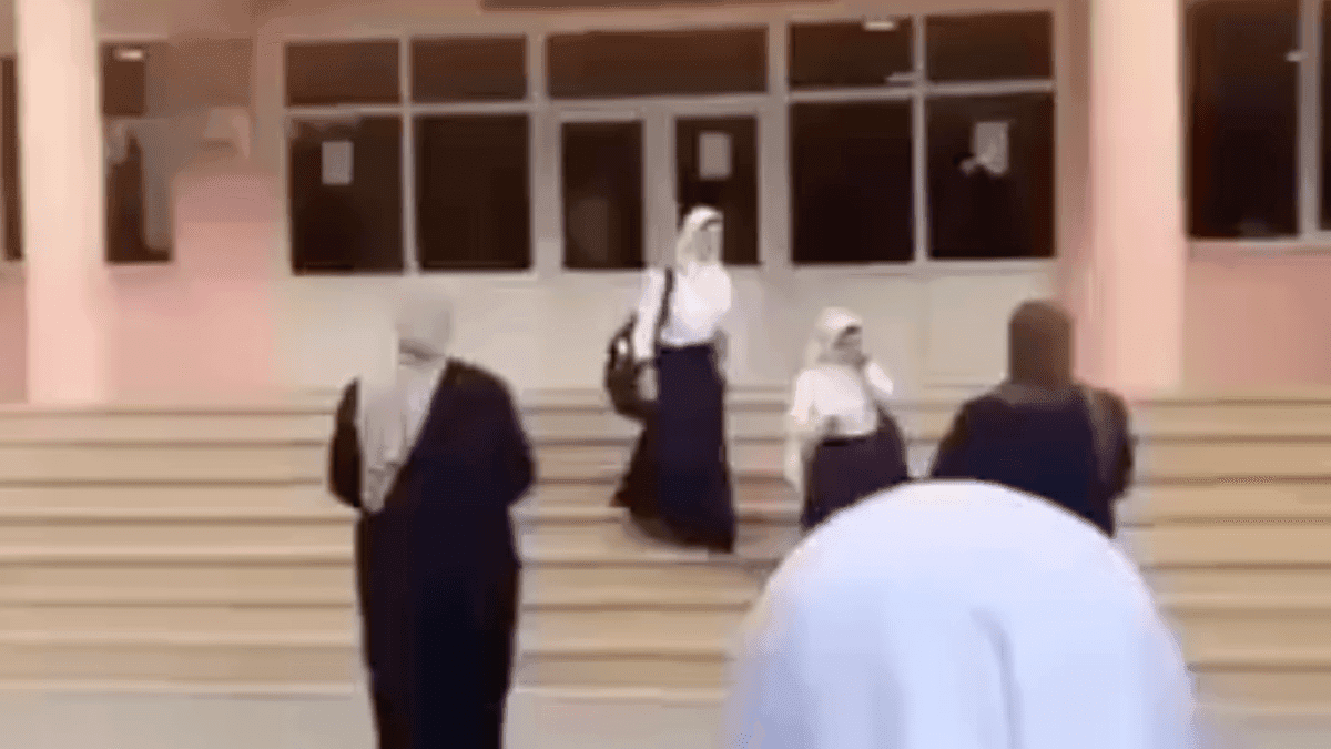 طالبات محجبات يُمنعن من دخول مدرسة في أذربيجان