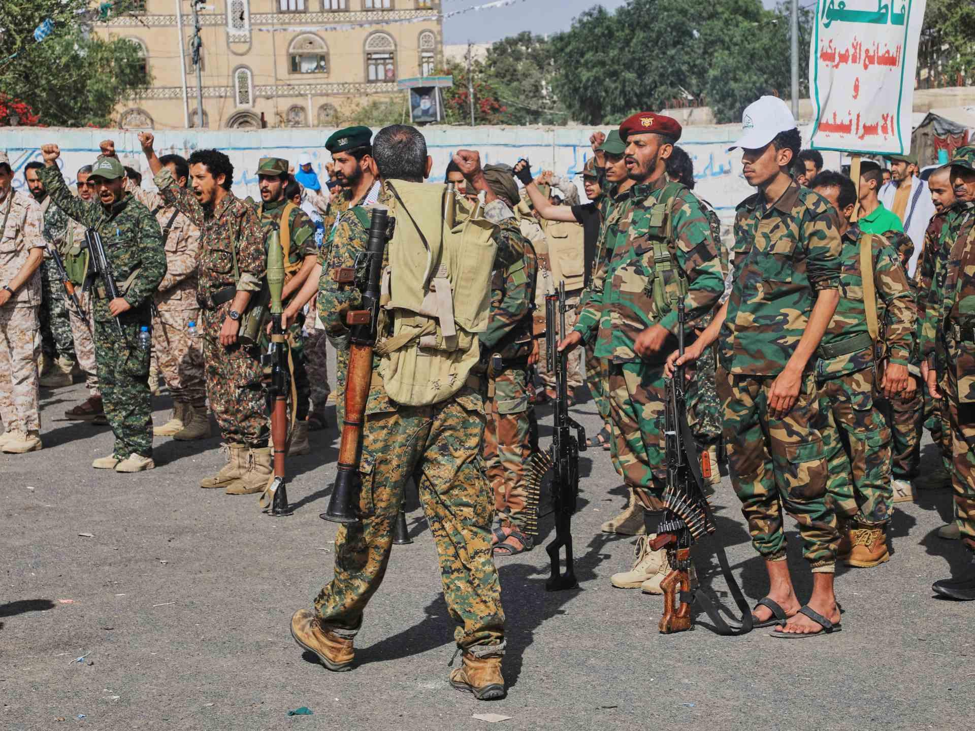 الحكومة اليمنية تقصف مواقع الحوثيين في مocha