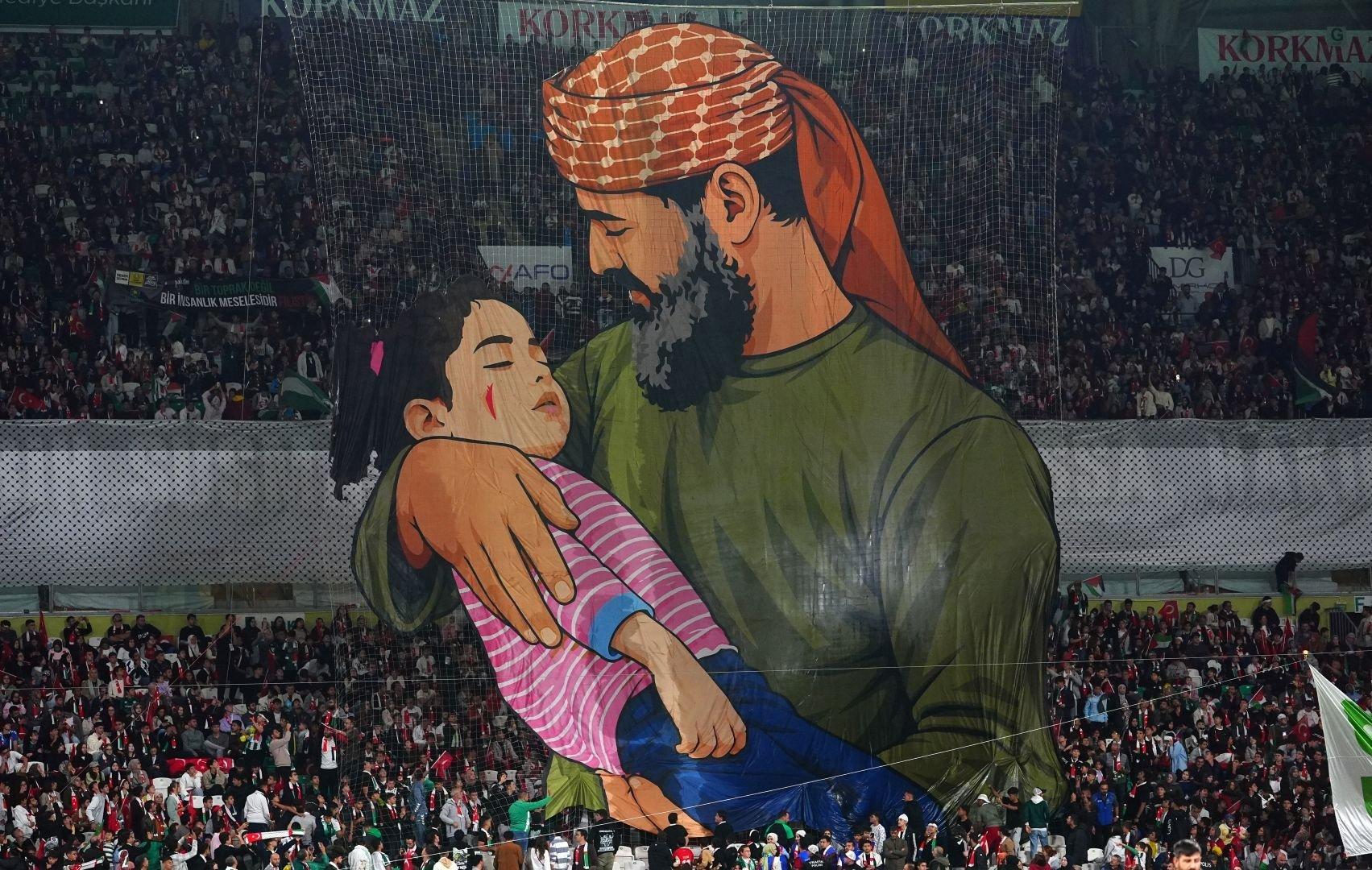 مشجعو تركيا يظهرون دعمهم لفلسطين في مباراة ودية