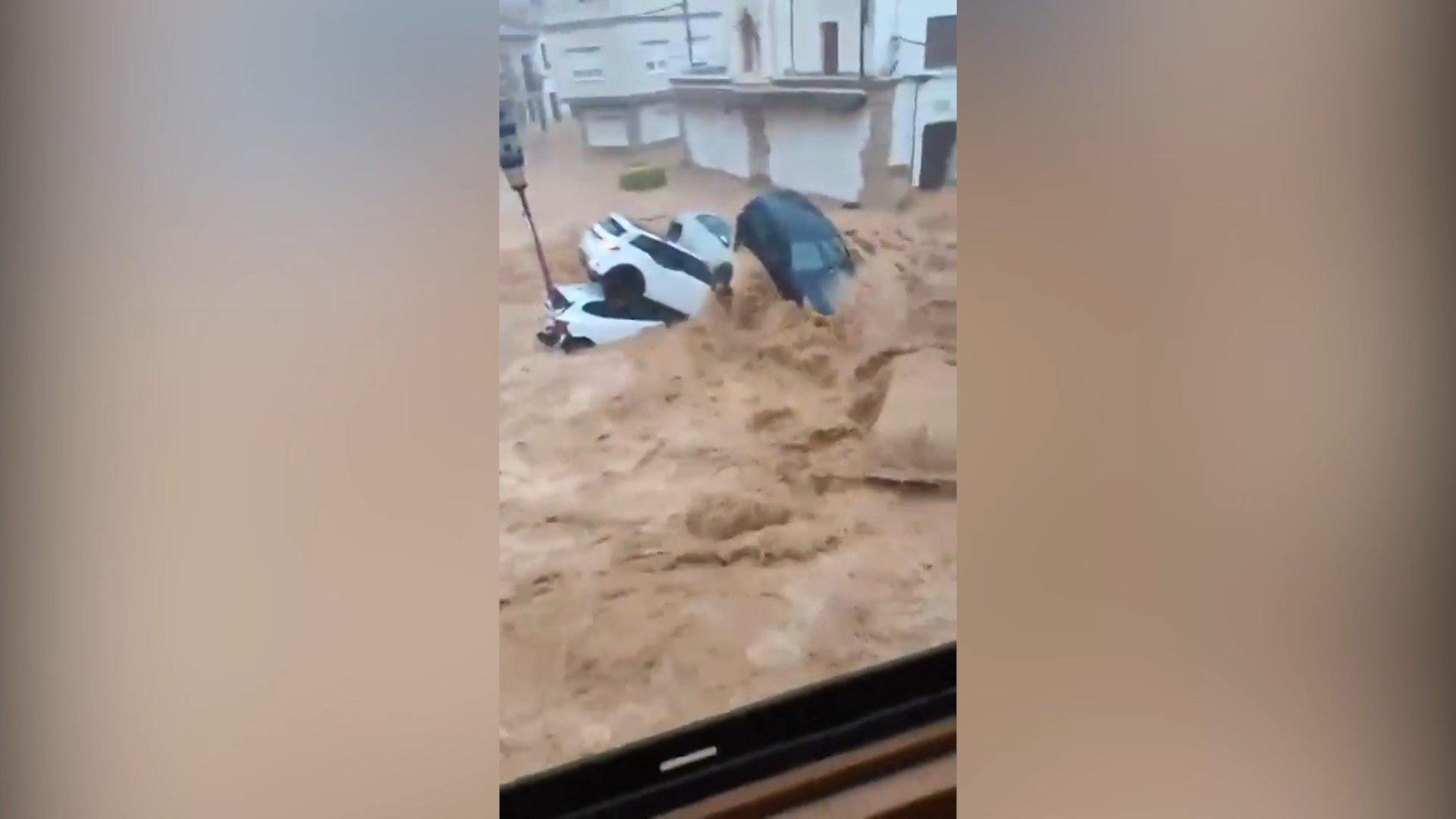 فيضانات في إسبانيا تجر سيارات عبر الشوارع