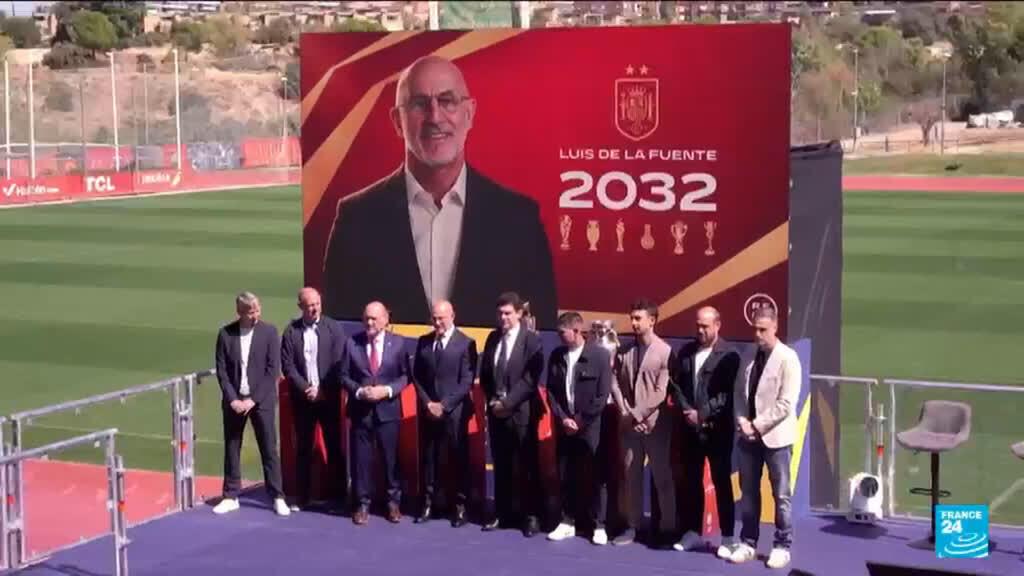 منتخب إسبانيا الفائز بكأس العالم يستعد لمباراة إنجلترا