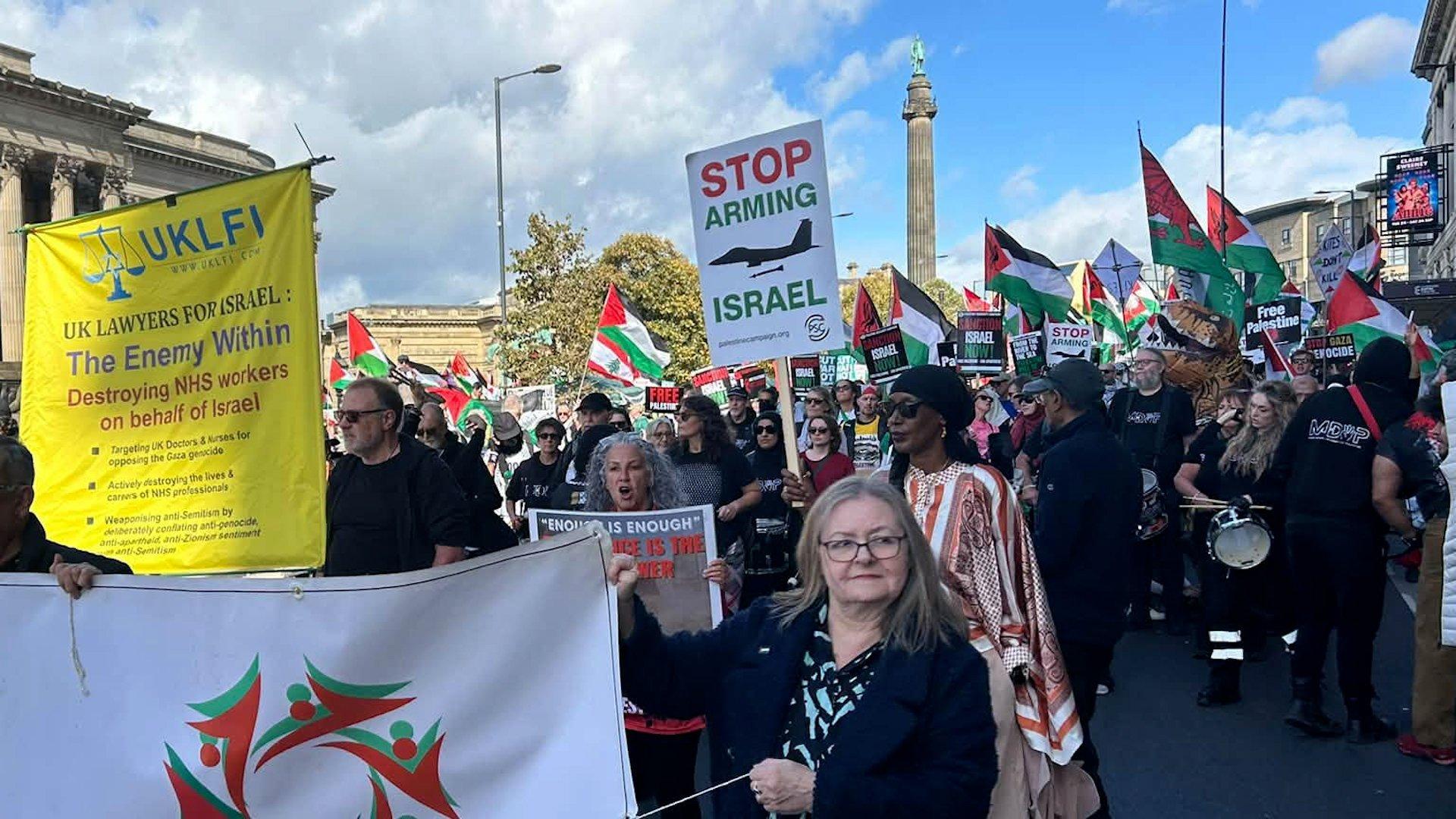 محتجون فلسطينيون يشاركون في مسيرة ضد تسليح إسرائيل في مؤتمر حزب العمال