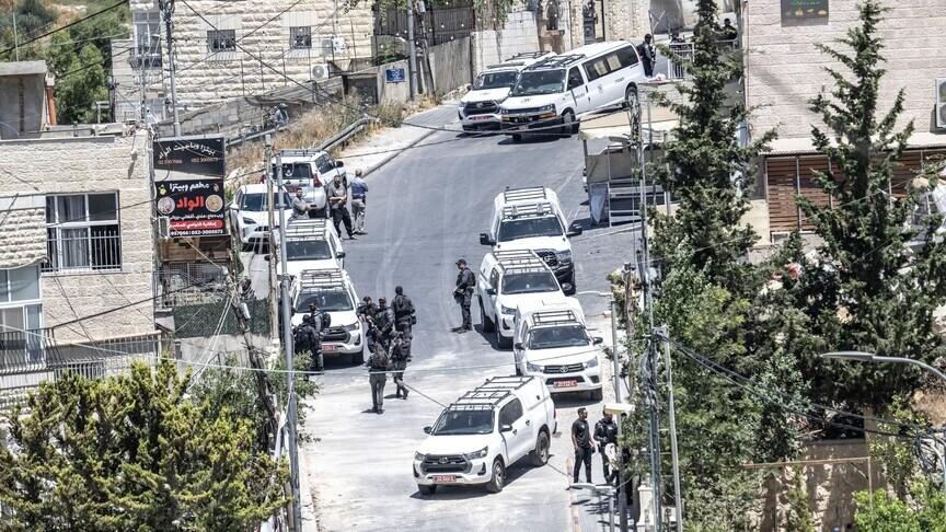 حرائق في قرية فلسطينية بعد استخدام قوات الاحتلال للغاز المسيل للدموع