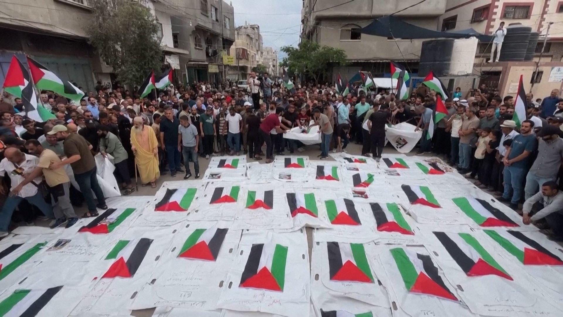 مourners في غزة يدفنون آثار ذويهم قتلى الهجوم الإسرائيلي