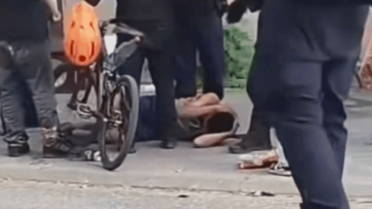 وفاة رجل مشرد بعد إلقاء شرطي فرنسي له على الأرض