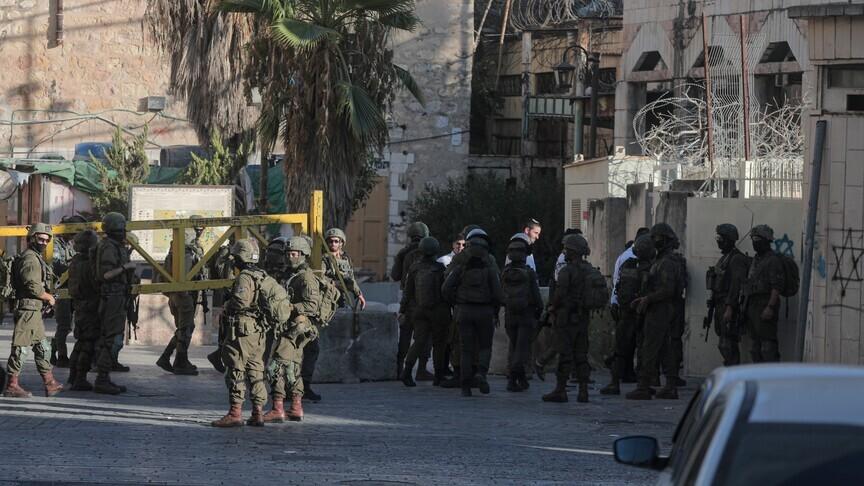 الاحتلال الإسرائيلي يهاجم مدينتين في الضفة الغربية ويضرم النار في مركبات فلسطينية