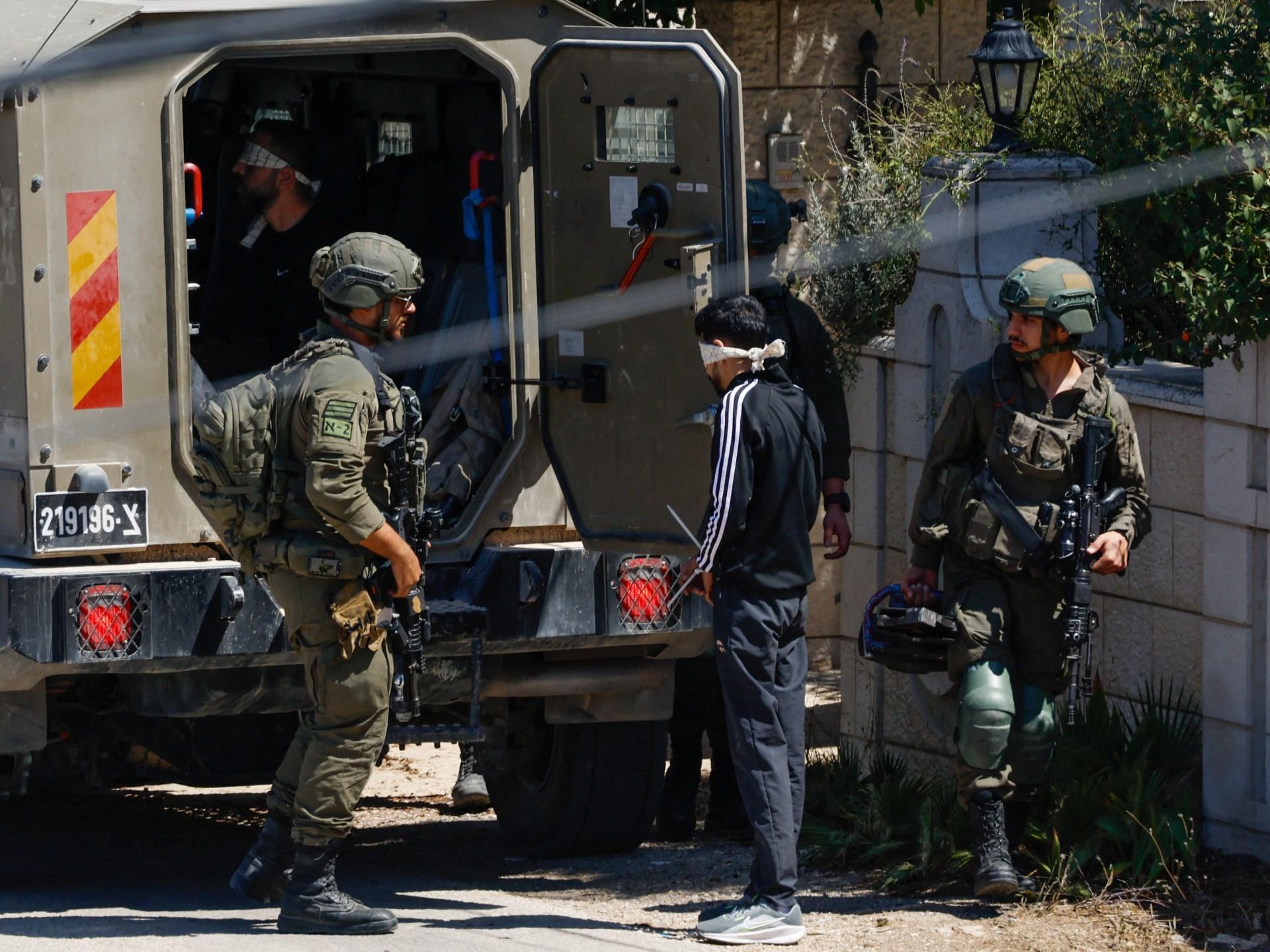 قوات الاحتلال الإسرائيلية تعتقل خمسة وخمسين فلسطينياً في الضفة الغربية