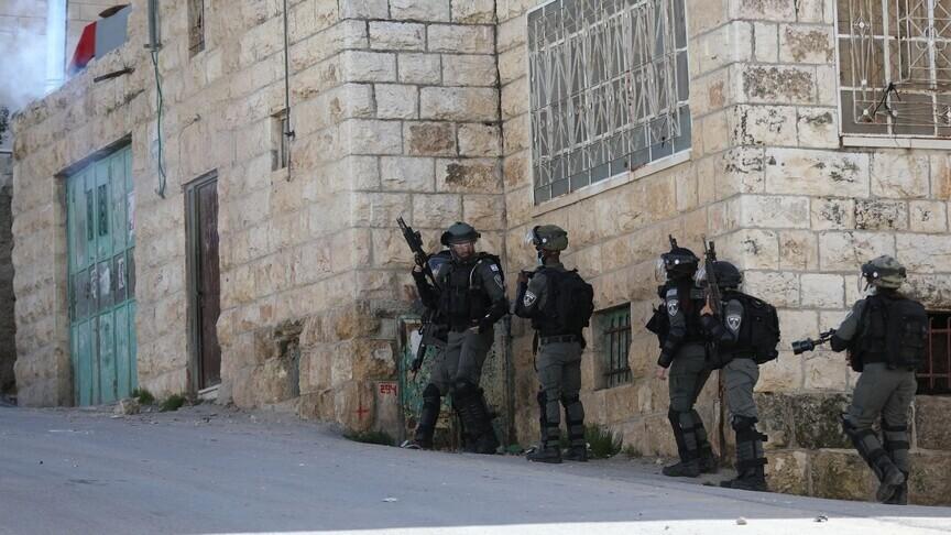 قوات الاحتلال الإسرائيلية تداهم مناطق في الضفة الغربية وتصيب فلسطينيين اثنين بينهما قاصر