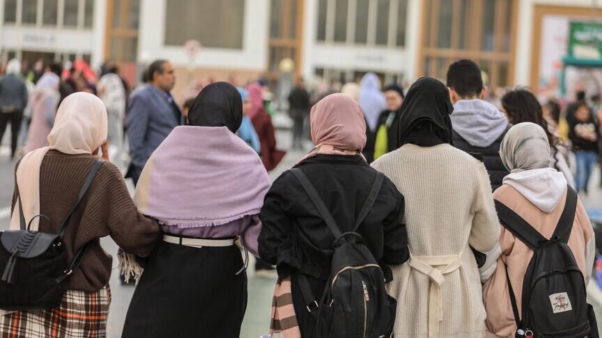 إيطاليا تقر قانوناً لمنع الحجاب الكامل في المدارس