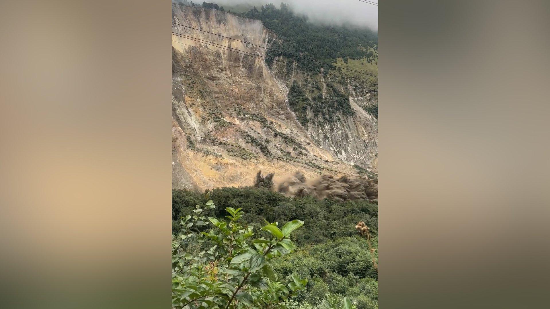 انهيار جبل في منطقة مانسندرا نيبال بسبب الفيضانات والرياح