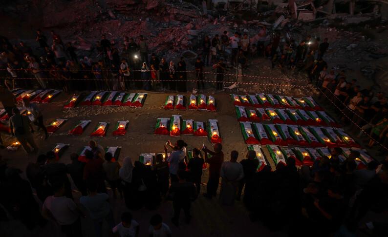 جثث وآثار 105 فلسطينيين تُعثر عليها من تحت أنقاض غزة