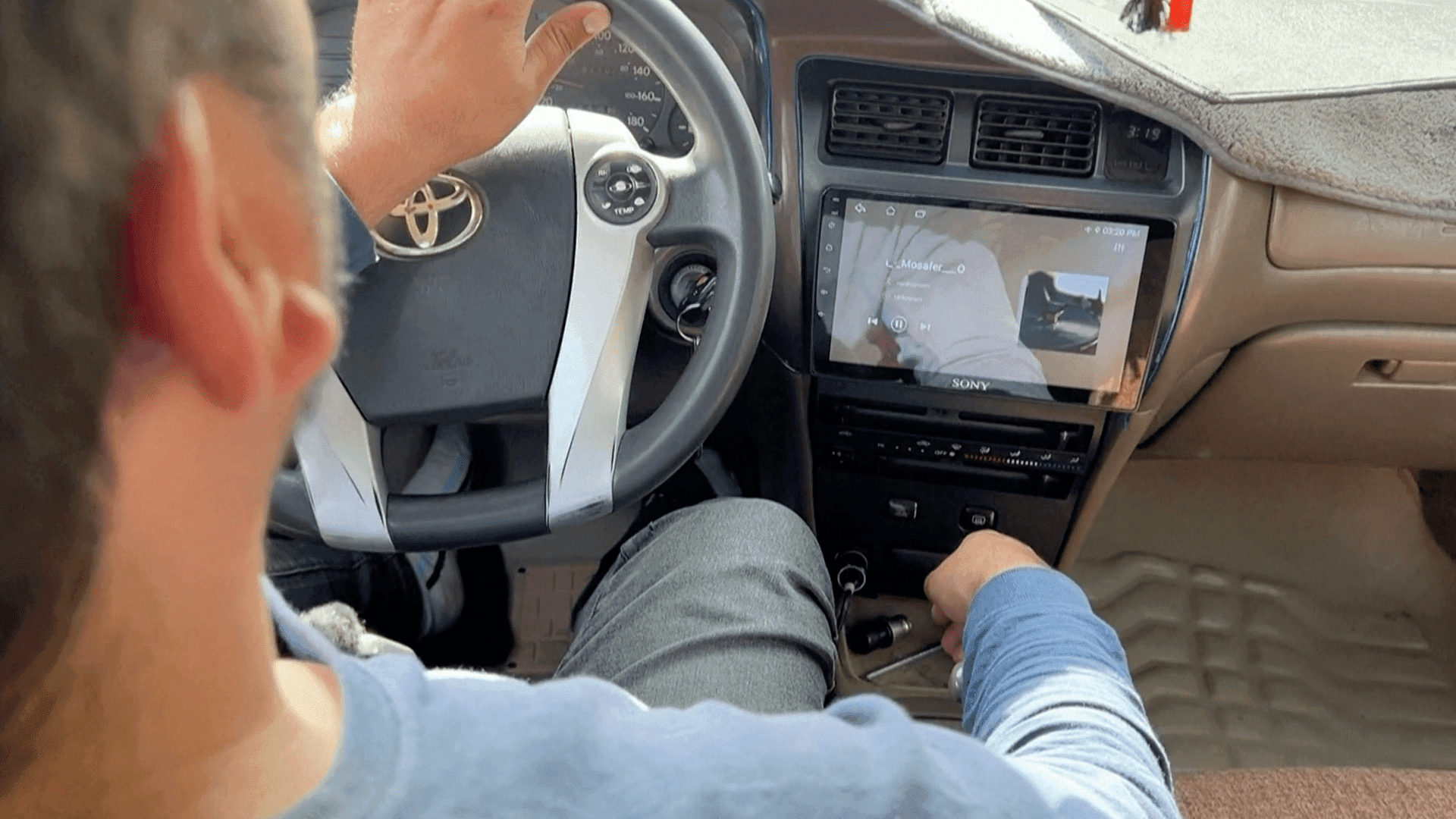 سائقو التاكسي الأفغانيون يتحديون حظر الطالبان للموسيقى