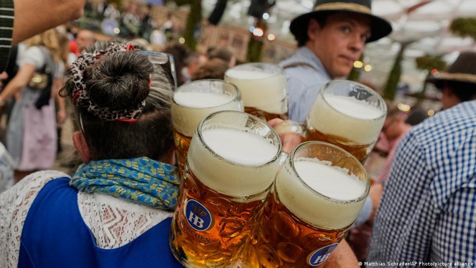 موظفو الميونخ أوكtoberfest يطالبون باتباع قواعد التحترم
