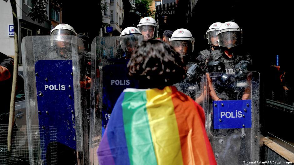انتقادات للحملات ضد مجتمع LGBTQ+ في تركيا تصعد