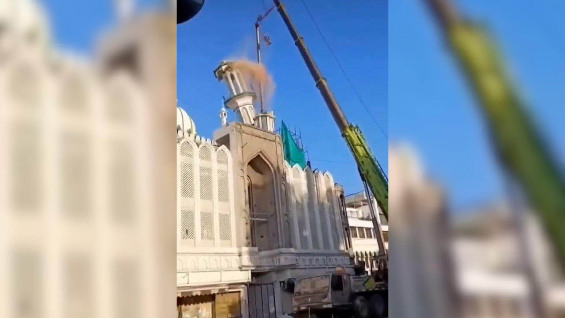 انهيار مناراة مسجد هندى قديم خلال أعمال الهدم
