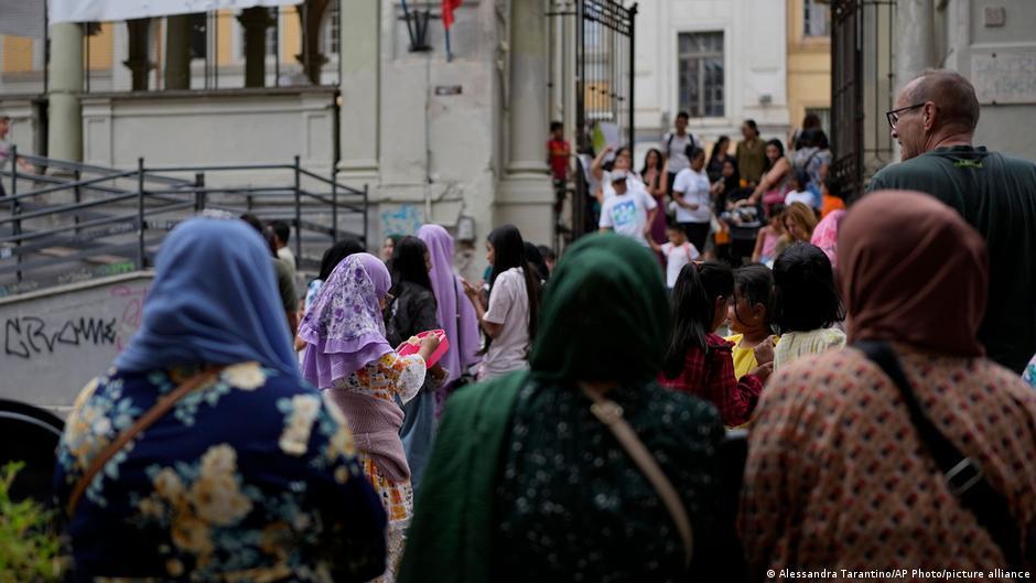 إيطاليا تفرض حظراً على البرقع في المدارس وتضع حدوداً على الطلاب الأجانب