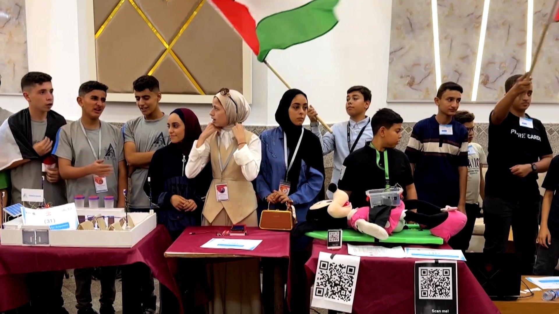 شباب غزة يبنون روبوتات في مسابقة للهакاثون