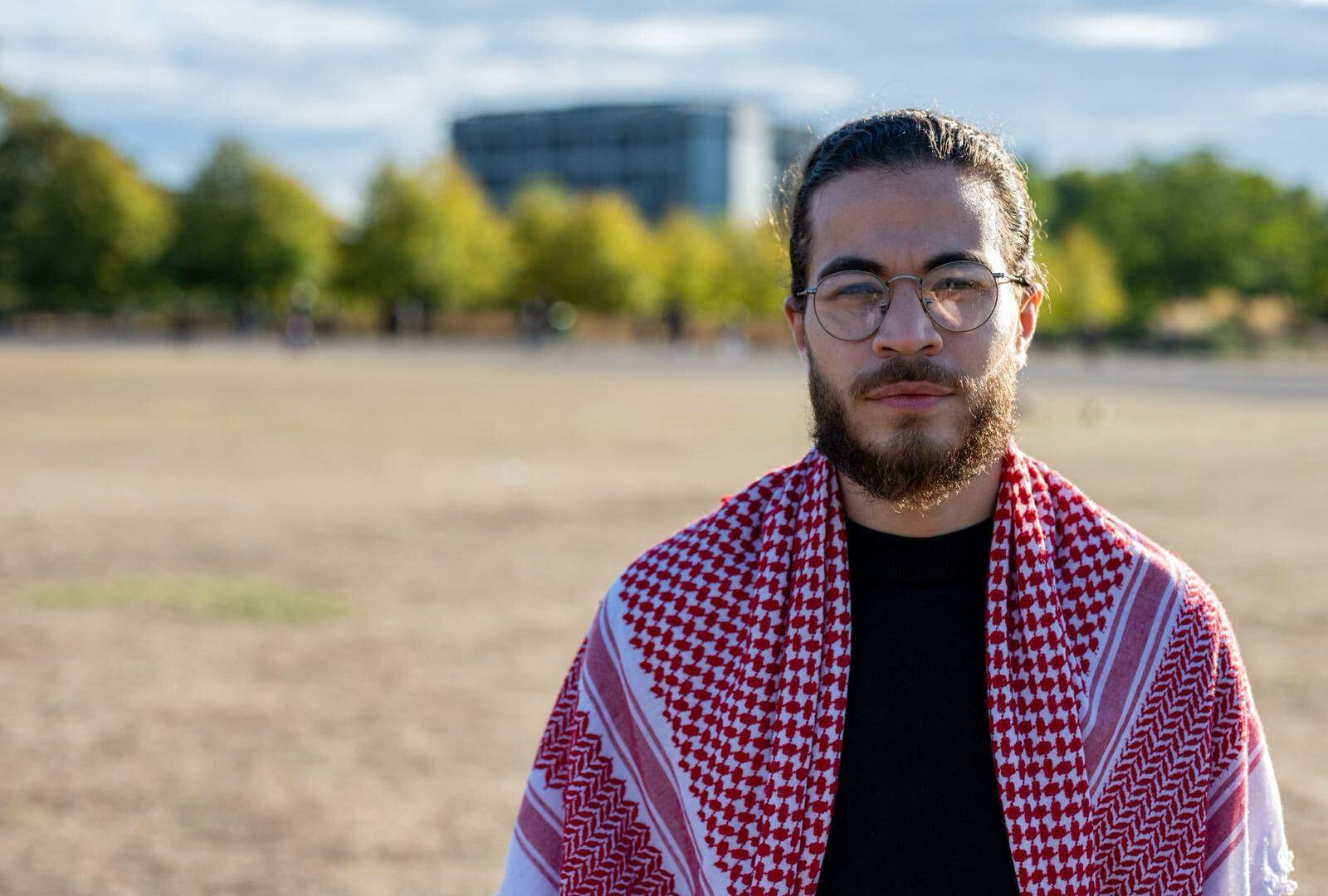 عودة طالب مؤيد لفلسطين إلى جامعة كينجز كوليدج لندن