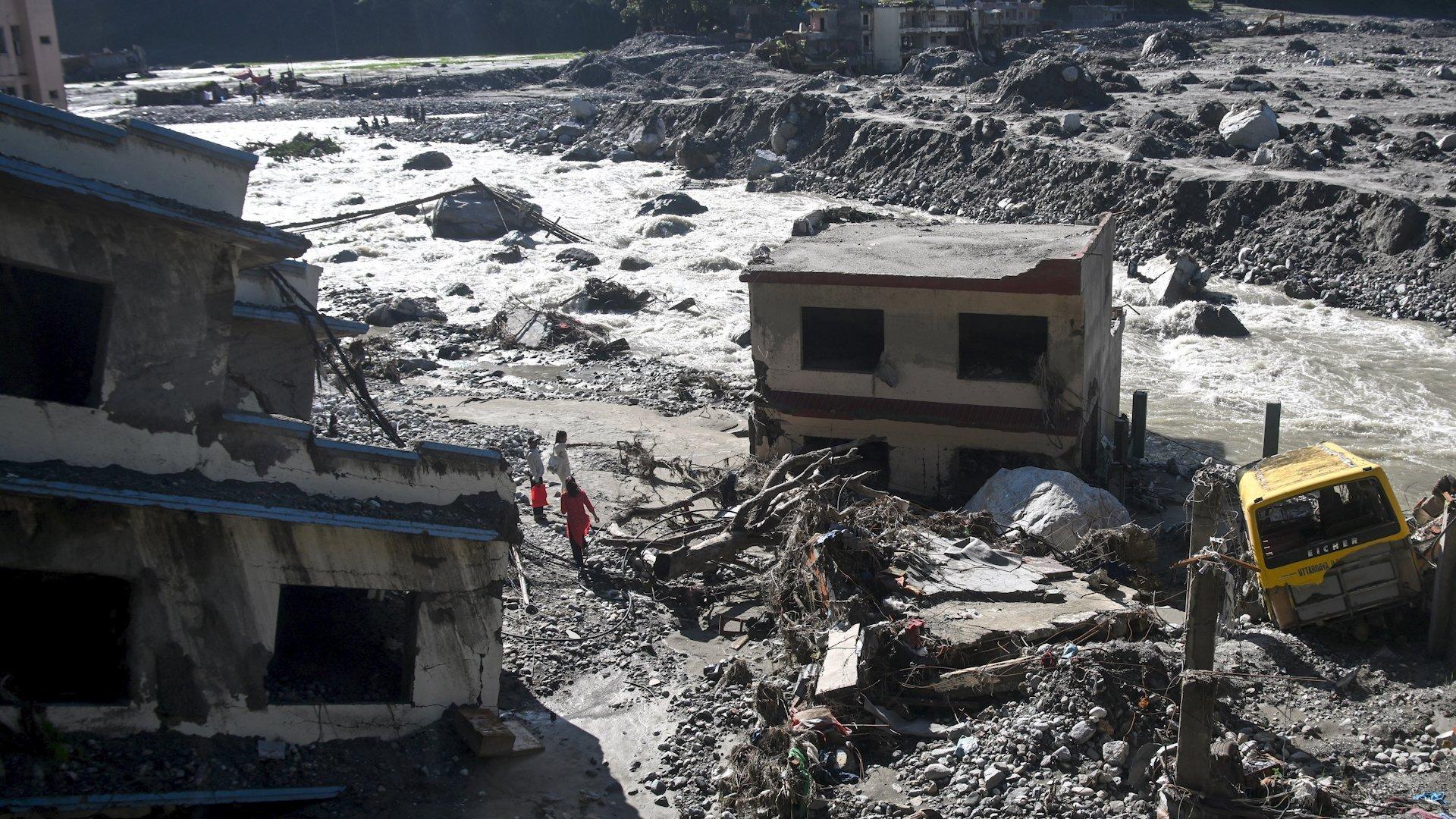 في Nepal: فيضانات قاتلة وانهيارات أرضية وavalanche تترك 12 عاملًا في عداد المفقودين