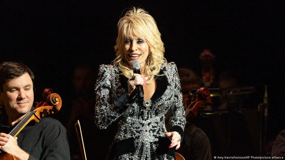 دolly parton: الموسيقى والنجاح في الذكرى الأخيرة