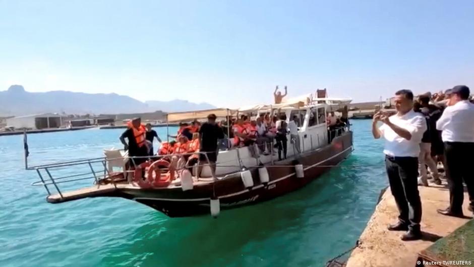 حافلة ركاب تغرق قرب قبرص مما يسفر عن وفيات
