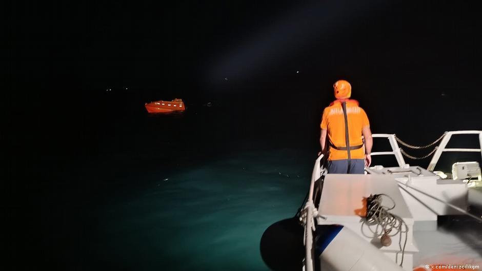 سفينه حربية تحمل 10rew sink off the coast of Istanbul