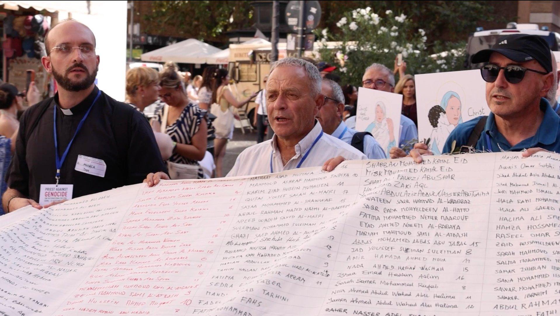 كهنة ضد الإبادة يرفعون شراشف تحمل أسماء 300 طفل قُتلوا في غزة