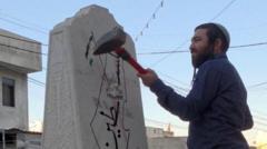 نائب يميني إسرائيلي يدمر تذكارًا فلسطينيًا بالهراوة