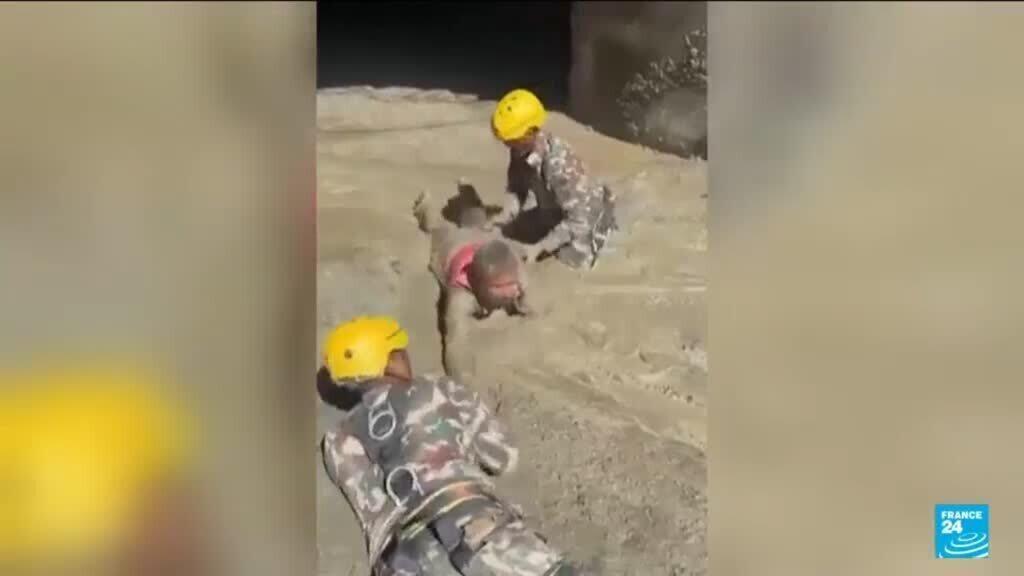 نجاة ضحايا الفيضانات في نيبال من أنبوب توليد الكهرباء