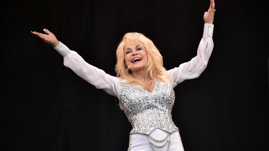 دolly parton تترك إرثاً مميزاً في عالم الموسيقى الأمريكية