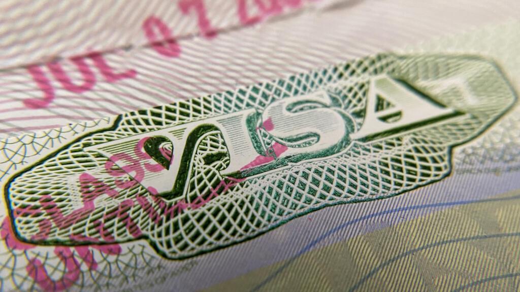 قاض أميركي يلغي قرار ترامب بشأن تأشيرات 75 دولة