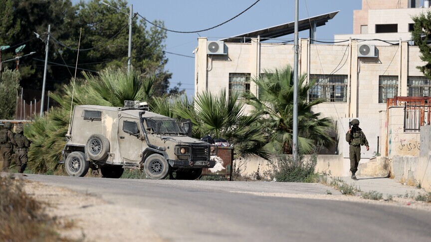 طبيب فلسطيني يصاب برشوة من قوى الاحتلال في الضفة الغربية