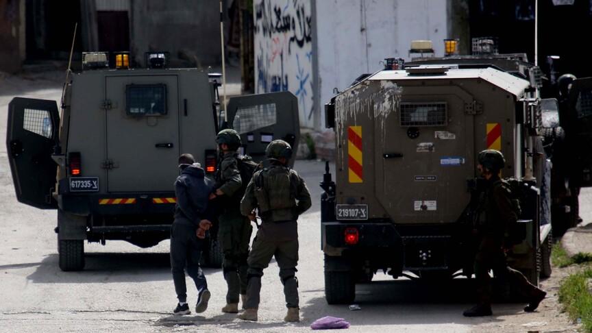 الجيش الإسرائيلي يعتقل 14 فلسطينياً ويشن هجمات في الضفة الغربية