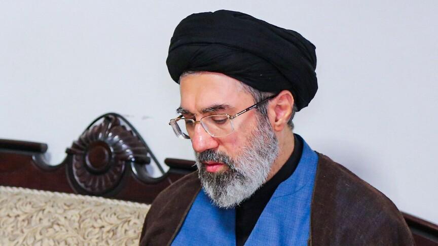 قائد الثورة الايراني يدعو لتعزيز الإنتاج المحلي والتقليل من الاعتماد على الدولار
