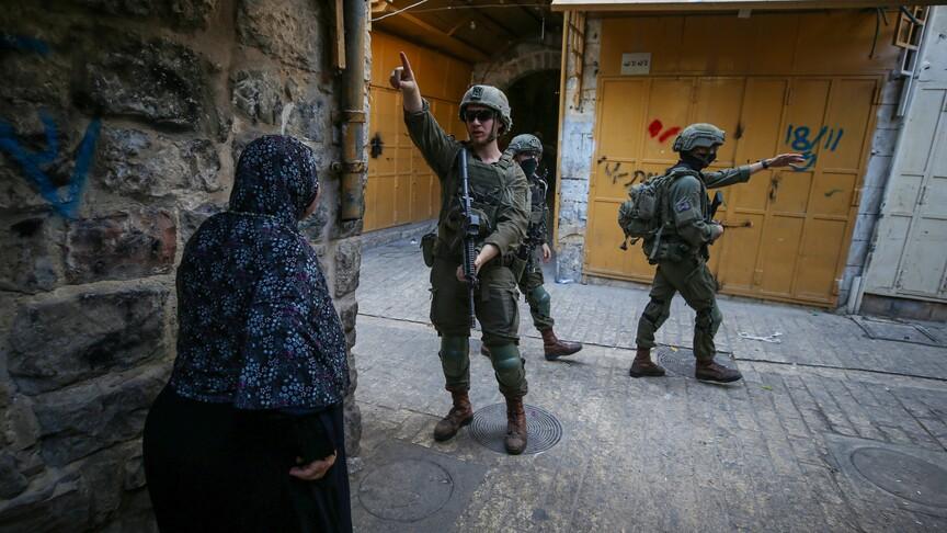 إصابة ستة فلسطينيين في مداهمة عسكرية إسرائيلية في مخيم بيره